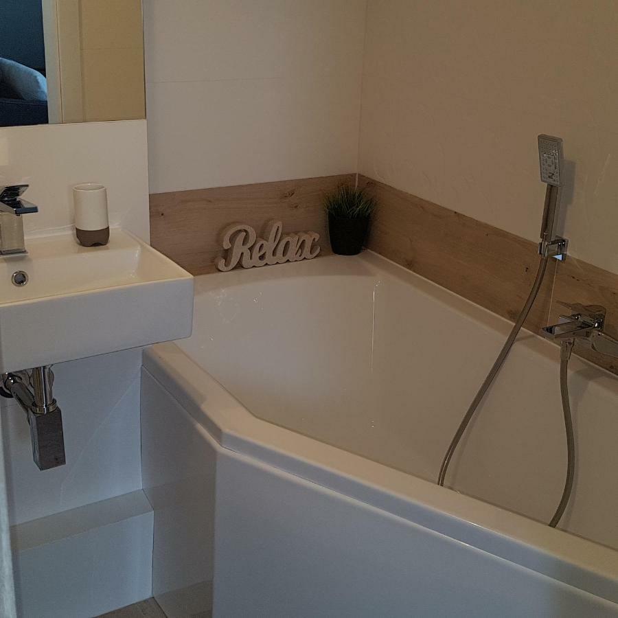 Black Rose Apartament Targi 3 Km, F-Ry Vat Келце Екстериор снимка